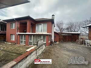 Двуетажна къща с двор в с. Момин сбор