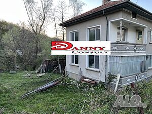 Двуетажна /монолитна/ къща за продажба в гр. Трявна