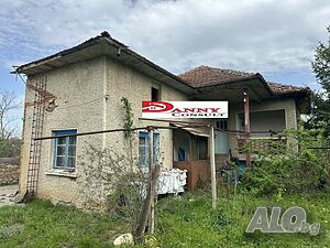 Двуетажна къща с двор в с. Плаково