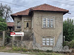 Двуетажна стара къща с двор в с. Драгижево