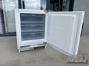 Малък фризер за пълно вграждане с цокъл Gorenje 82см