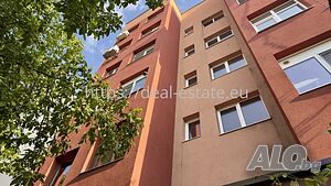 Deal Estate предлага за продажба тристаен апартамент в кв. Еленово на гр. Благоевград.