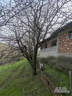 Село Лясково обл. Бургас 2000м2 дворно място с нова животновъдна или производствена база 300м2