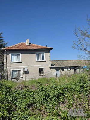Продава се масивна двуетажна къща с просторен двор в с. Козаново, до Асеновград
