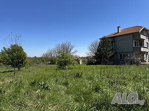 Продавам дворно място в регулация (УПИ) в село Ливада