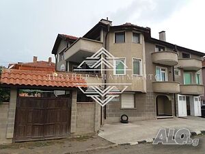 🏡 Масивна триетажна къща от Котленски тип с работещ сервиз и лице на три улици! 🏡