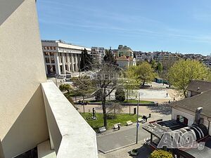 Слънчев двустаен на среден етаж в луксозна сграда с Акт 16 и 2 асансьора. До площад Тройката!