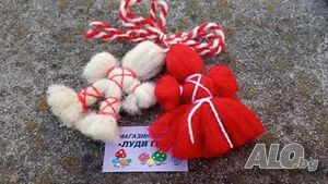 Продава на едро комплекти по 10 бр. мартеници от вълна. Пижо и Пенда.