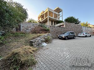 Триетажна самостоятелна къща в Белащица