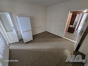 Многостаен апартамент 105кв.м. със собствен самостоятелен вход и 35 кв.м. прилежащи стълбище и изба