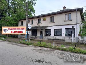 Двуетажна къща в село Върбово