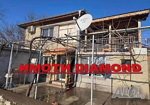 Двуетажна къща с два гаража в с. Злато поле, общ. Димитровград