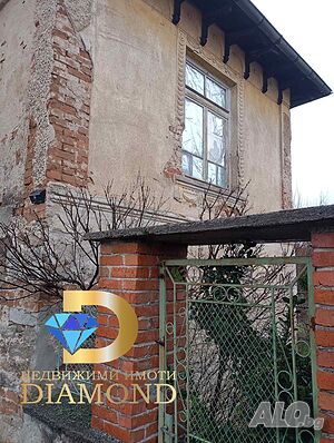 Двуетажна къща в село Динево