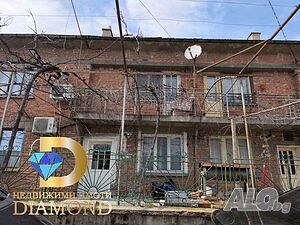 Двуетажна къща с 2 гаража и двор в гр. Гълъбово