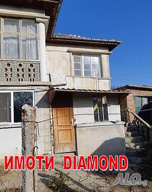 Двуетажна къща с гараж в. Крепост