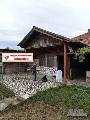 Двуетажна къща в село Върбица