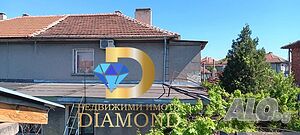 Двуетажна къща с гараж и локално отопление в град Гълъбово