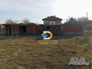 Парцел в регулация с едноетажна постройка в село Караджалово, общ. Първомай