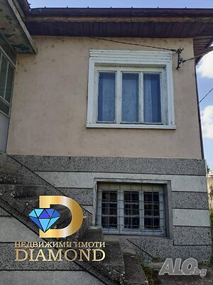 Двуетажна къща в град Гълъбово