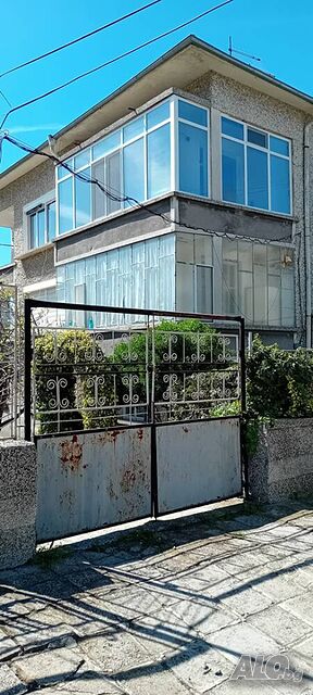 Триетажна фамилна къща в гр. Айтос
