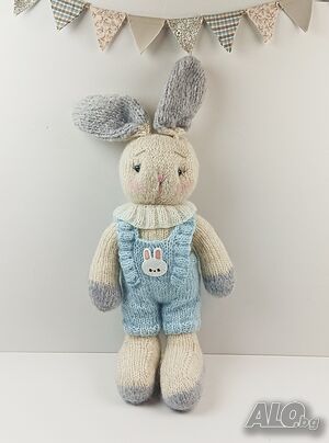 Зайче с гащеризонче, плетени играчки, играчка ръчна изработка, плетено зайче