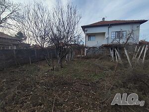 Къща с голямо хале в Дунавци