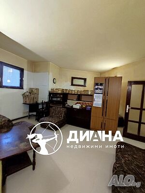 Първи етаж от триетажна къща, до Джумаята и ПГО Ана Май, Център
