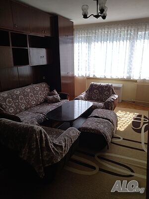 Тристаен под наем