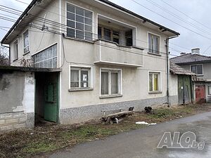 Къща в гр. Опака