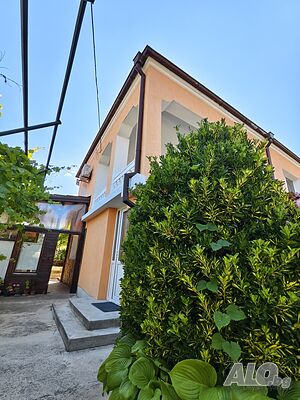 Къща с НОВ покрив, камина и облагороден двор в с. Росен, общ. Созопол