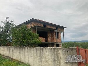 двор с къща в село Бегунци