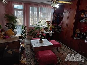 Продавам 2 етаж от 3 етажна къща