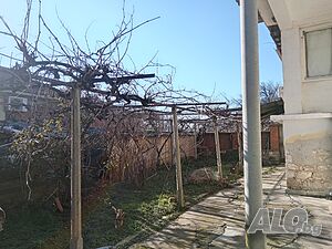 Къща с двор в село Белозем