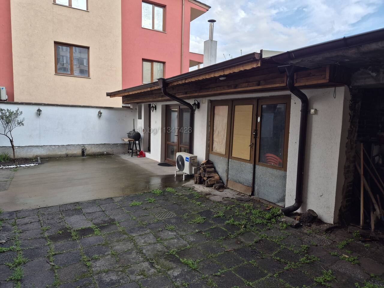 Продавам първи етаж от двуетажна съща 81 кв.м, 2 гаража, собствена земя 275 кв.м в пловдив