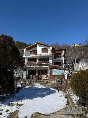 Вилна сграда с морска панорама и магазин за строителни материали