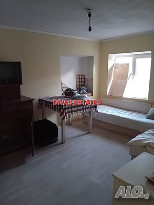 Продава се партерен етаж от къща с двор