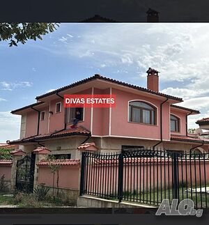 Продава се двуетажна къща