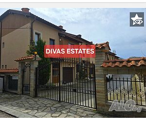Продава се луксозна триетажна къща