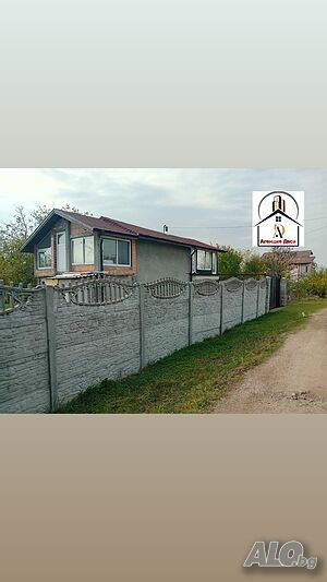 Продава се двуетажна вила
