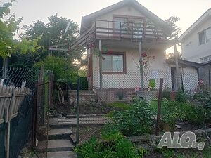Продава се малка кипричка вила