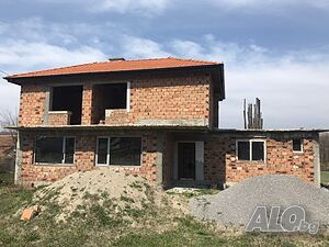 Продава се двуетажна къща в груп строеж