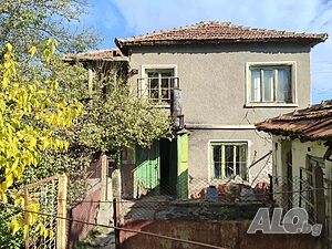 Собственик продава слънчева двуетажна къща с двор в емблематичното село Войника