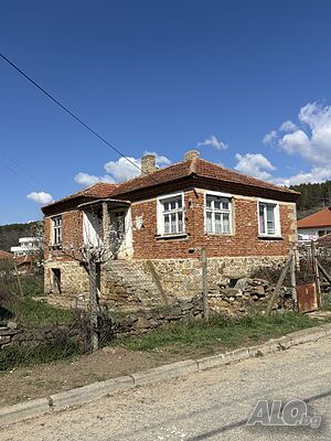 Къща с двор