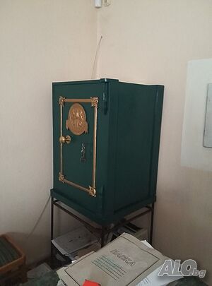 Продавам три броя огнеупорни каси за пари.