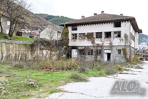 Производствена сграда с прилежащ парцел