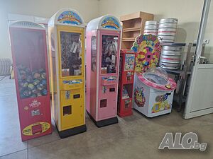 вендинг машини с играчки награди топчета и капсули