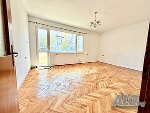 Многостаен тухлен апартамент с гараж и малка градинка на метри от Градски парк