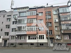 Тристаен Апартамент в Центъра на Бургас с Възможност за Паркиране