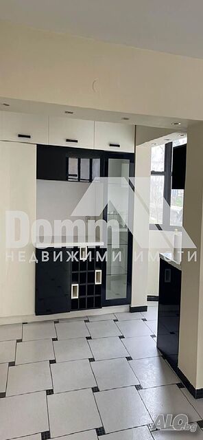 Многостаен апартамент 136 кв.м Тухла 2 етаж Непоследен