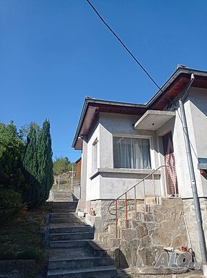 Реновирана къща НА ПЛОЧА с 1 дка двор